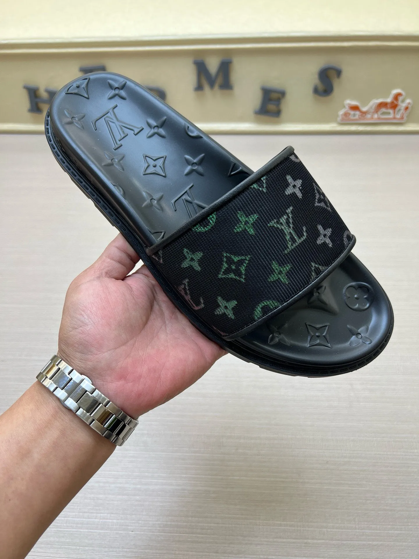 P270🏆Louis Vuitton 🏆[Louis Vuitton] Spring/Summer 2025 [Men's Flip Flops] 🎯🎯As an active family in the fashion industry ⭐ Lv is characterized by bold innovation ⚡Create this casual business style for Chinese fashionable men ✨The fabric is made of imported high-grade cowhide 🔥 Clean and neat ⚡Fashionable and elegant🌹Breathable, sweat-absorbent and deodorant👈So luxurious, high-end and domineering. 👍Must be sold if you repost the picture. Number of yards: 38--46. Color: 🎉 For large quantities. Welcome to repost.